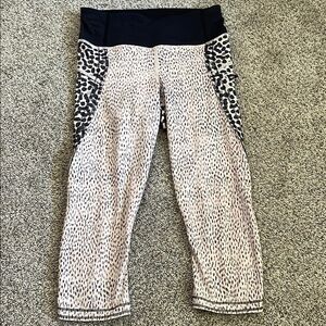Lululemon animal like printed leggings size 2 crop